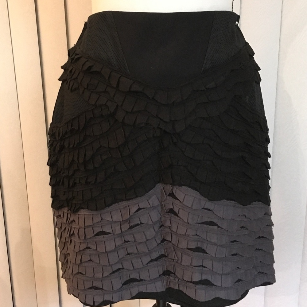 BCBGMaxAzaria black Gray short skirt, zipper in the back